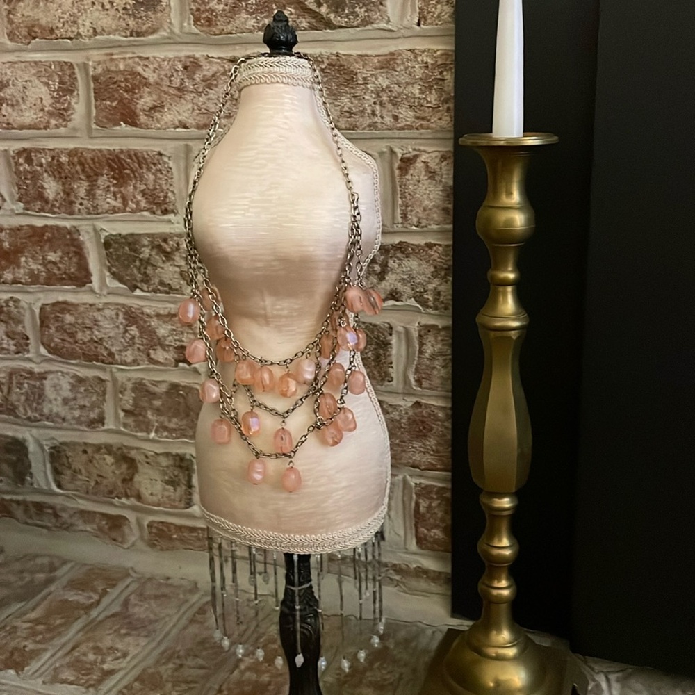 Fashion pink stones necklace.